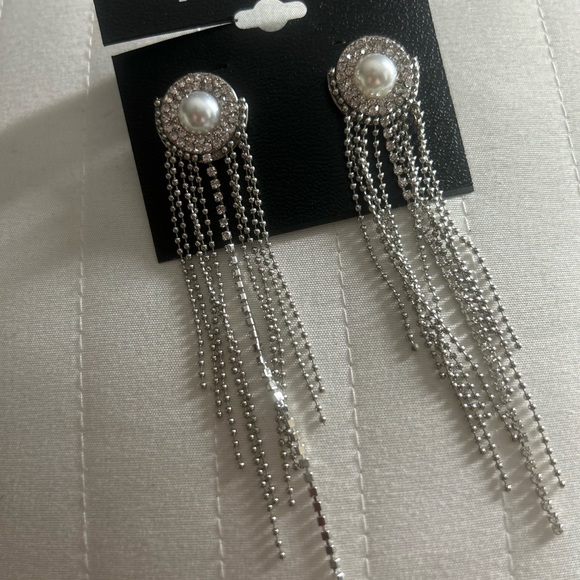 New Ophelia Roe
Silvertone chain dangle w. circled rhinestones and pearl center - Picture 3 of 4